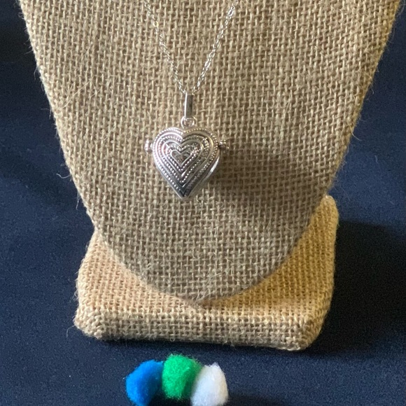 New Heart Locket Essential Oil Diffuser Necklace (oil not included) - Picture 2 of 9